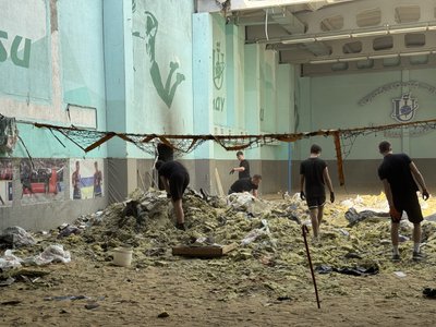 У Сумах студенти, батьки та викладачі прибирають місце російської атаки на Сумський державний університет У Сумах студенти, батьки та викладачі прибирають місце російської атаки на Сумський державний університет