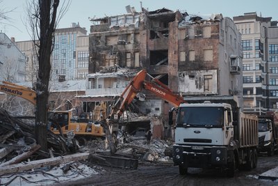 Розбір завалів на місці руйнування будівель у Харкові Розбір завалів на місці руйнування будівель у Харкові