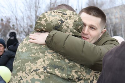 Понад 32 місяці полону: у громаді на Черкащині з обіймами зустріли захисника Понад 32 місяці полону: у громаді на Черкащині з обіймами зустріли захисника