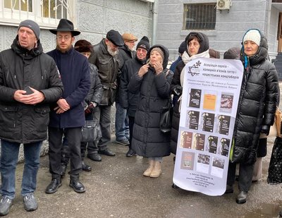 Люди прийшли до пам'ятного знаку, щоб вшанувати жертв Голокосту