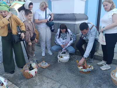 Святкування Великодня у Києві: у Михайлівському соборі освячують паски Святкування Великодня у Києві: у Михайлівському соборі освячують паски