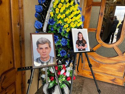У Кривому Розі попрощалися із семирічною Аріною Самодіною та її дідусем Сергієм, які загинули 4 квітня У Кривому Розі попрощалися із семирічною Аріною Самодіною та її дідусем Сергієм, які загинули 4 квітня