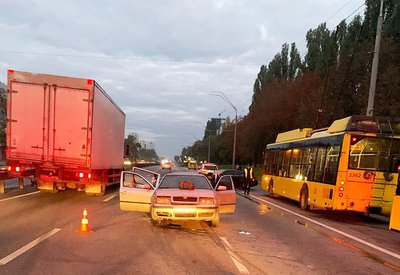 У Києві нетверезий водій влетів у інше авто. Двоє киян загинули на місці У Києві нетверезий водій влетів у інше авто. Двоє киян загинули на місці