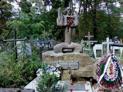 Богдан-Ігор Антонич: Могила Богдана-Ігоря Антонича у Львові на Янівському цвинтарі Богдан-Ігор Антонич: Могила Богдана-Ігоря Антонича у Львові на Янівському цвинтарі