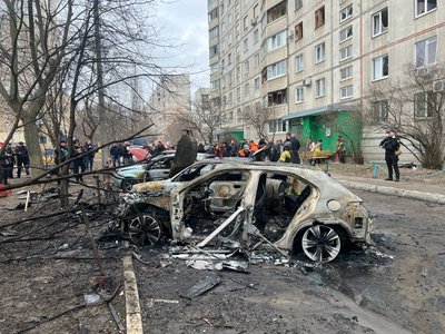 Згорілі авто біля багатоповерхівки у Холодногірському районі Харкова, 25 березня 2026 року Згорілі авто біля багатоповерхівки у Холодногірському районі Харкова, 25 березня 2026 року