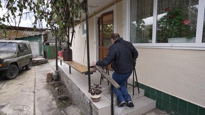 "Тарасомобіль" замість авто: як житель Любеча з ДЦП працює, створює музику та волонтерить "Тарасомобіль" замість авто: як житель Любеча з ДЦП працює, створює музику та волонтерить