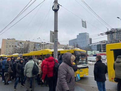 Пасажирам столичного метро за добу повернули понад 100 тис. грн за вимушені пересадки Пасажирам столичного метро за добу повернули понад 100 тис. грн за вимушені пересадки