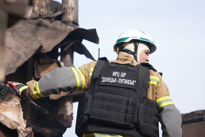 Рятувальник працює після нічної атаки на Основ'янський район Харкова