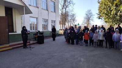 З квітами і спогадами: на Черкащині відкрили меморіальну дошку захиснику