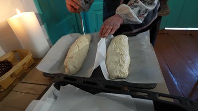 Жителька Житомирщини випікає хліб за сімейним рецептом Жителька Житомирщини випікає хліб за сімейним рецептом