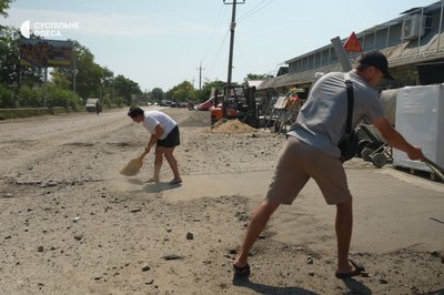 «Щось гахнуло, присіли, за кут забігли»: що розповіли очевидці удару РФ по передмістю Одеси 4 серпня «Щось гахнуло, присіли, за кут забігли»: що розповіли очевидці удару РФ по передмістю Одеси 4 серпня