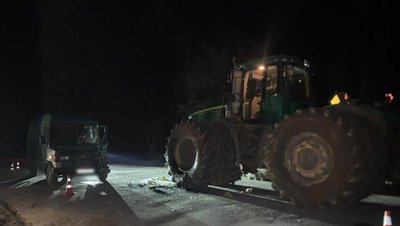 На Камʼянеччині поліцейські зʼясовують обставини ДТП за участю трактора, у якій травмувався 60-річний чоловік, 10 квітня 2026 року, Хмельниччина На Камʼянеччині поліцейські зʼясовують обставини ДТП за участю трактора, у якій травмувався 60-річний чоловік, 10 квітня 2026 року, Хмельниччина