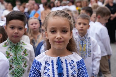 Перший дзвоник, Івано-Франківськ, першокласниця Перший дзвоник, Івано-Франківськ, першокласниця