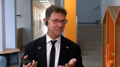"Школа гарна, є місця для відпочинку": у Чернігові пройшов 1-й дзвоник у гімназії №13, яку відновили після бомбардувань "Школа гарна, є місця для відпочинку": у Чернігові пройшов 1-й дзвоник у гімназії №13, яку відновили після бомбардувань