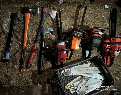 На Житомирщині трьох чоловіків затримали за підозрою в незаконних порубках на території лісництва На Житомирщині трьох чоловіків затримали за підозрою в незаконних порубках на території лісництва