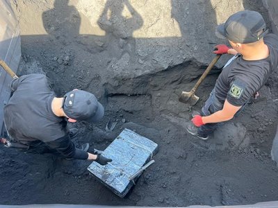 На Волині у вантажних вагонах поїзда знайшли сховані в чорній руді безакцизні сигарети На Волині у вантажних вагонах поїзда знайшли сховані в чорній руді безакцизні сигарети