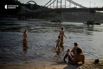 дорослі з дітьми на міському пляжі на Трухановому острові у Києві, 13 липня 2024 року дорослі з дітьми на міському пляжі на Трухановому острові у Києві, 13 липня 2024 року