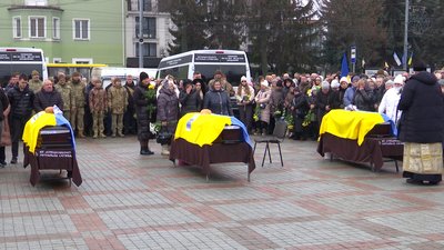 З добровольцями Василем Оніщуком, Тетяною Лукашук та Олегом Півнем попрощались у Рівному З добровольцями Василем Оніщуком, Тетяною Лукашук та Олегом Півнем попрощались у Рівному