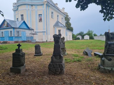 Конфлікт між вірянами ПЦУ та УПЦ у селі Старосільці на Житомирщині: священнослужіння біля закритого храму Конфлікт між вірянами ПЦУ та УПЦ у селі Старосільці на Житомирщині: священнослужіння біля закритого храму