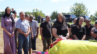 На Чернігівщині попрощалися з трьома захисниками України: Євгеном Сутулою, Ігорем Розсудовським та Миколою Примаком На Чернігівщині попрощалися з трьома захисниками України: Євгеном Сутулою, Ігорем Розсудовським та Миколою Примаком