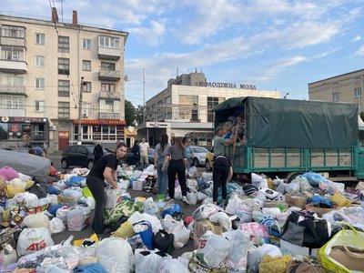 У Житомирі містяни зносять гуманітарну допомогу для постраждалих жителів Херсонщини