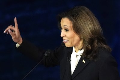 Камала Гарріс під час дебатів з Дональдом Трампом Камала Гарріс під час дебатів з Дональдом Трампом
