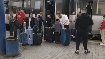 У Вінниці зустрічали хасидів, які прямують на святкування Рош га-Шана У Вінниці зустрічали хасидів, які прямують на святкування Рош га-Шана