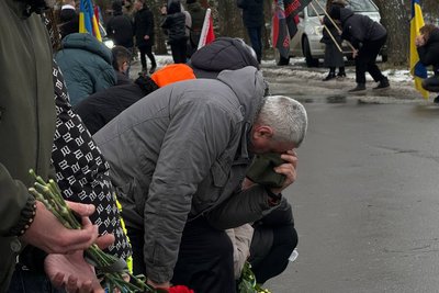 "Тут немає їхніх матерів — ми повинні були прийти": у Чернівцях поховали сімох невпізнаних бійців "Тут немає їхніх матерів — ми повинні були прийти": у Чернівцях поховали сімох невпізнаних бійців