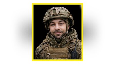 На Чернігівщині попрощалися з захисниками Дмитром Тарасенком, Євгенієм Козелом та Василем Купрієнком На Чернігівщині попрощалися з захисниками Дмитром Тарасенком, Євгенієм Козелом та Василем Купрієнком