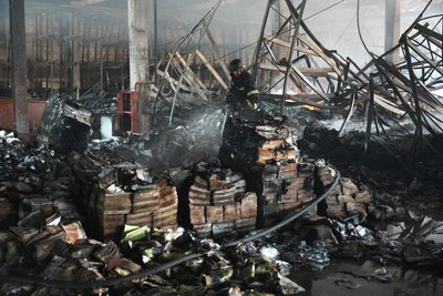 Рятувальник на знищеному складі видавництва «Ранок» у Харкові Рятувальник на знищеному складі видавництва «Ранок» у Харкові