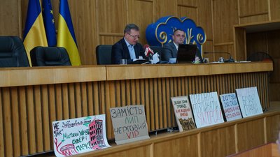 Міський голова Ужгорода на сесії зняв з розгляду частину проєктів рішень, які стосувалися землі
