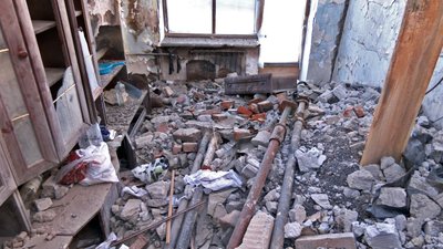 У Луцьку розпочали ремонт пошкодженого російським дроном будинку на Відродження