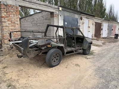 Машину, що привезли на ремонт в автомайстерню Машину, що привезли на ремонт в автомайстерню