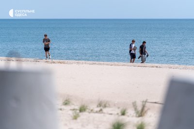 "На свій страх і ризик": як люди відпочивають на пляжах Затоки попри міни та повітряні загрози "На свій страх і ризик": як люди відпочивають на пляжах Затоки попри міни та повітряні загрози