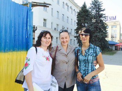У Херсоні провели в останню путь волонтерку Римму Бараненко, яка загинула через атаку дрона РФ У Херсоні провели в останню путь волонтерку Римму Бараненко, яка загинула через атаку дрона РФ