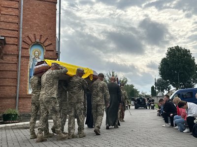Люди проводять в останню путь захисника Святослава Єрмолаєва на колінах Люди проводять в останню путь захисника Святослава Єрмолаєва на колінах