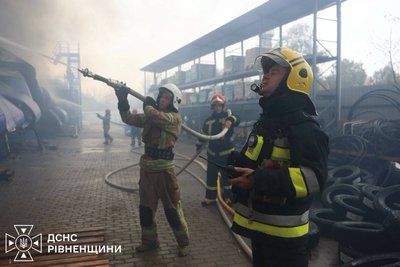 Атака РФ по гіпермаркету на Рівненщині 20 жовтня: рятувальники загасили пожежу Атака РФ по гіпермаркету на Рівненщині 20 жовтня: рятувальники загасили пожежу