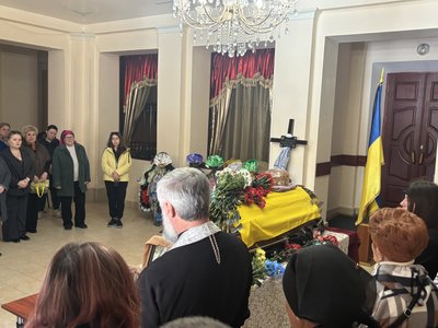 У Первомайську провели в останню путь воїна Максима Романова У Первомайську провели в останню путь воїна Максима Романова