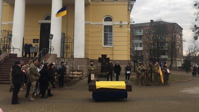 У Прилуках попрощалися з військовим ЗСУ Ігорем Івановим У Прилуках попрощалися з військовим ЗСУ Ігорем Івановим