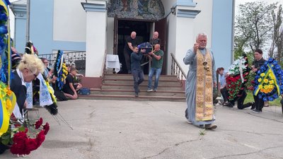 У Херсоні попрощалися із загиблим військовим Едуардом Кононцем У Херсоні попрощалися із загиблим військовим Едуардом Кононцем