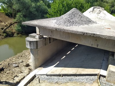 На Львівщині між селами Монастирець і Поляна розпочали зводити міст На Львівщині між селами Монастирець і Поляна розпочали зводити міст