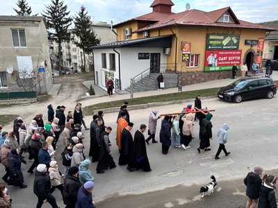 Хресна Дорога, люди несуть хрест