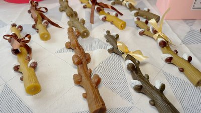 Один з найулюбленіших виробів Ірини Бігняк — це свічка у формі вербової гілки на основі бджолиного воску Один з найулюбленіших виробів Ірини Бігняк — це свічка у формі вербової гілки на основі бджолиного воску