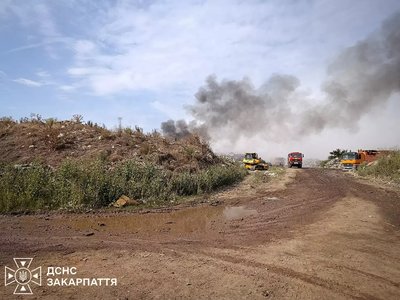 Третю добу триває ліквідація пожежі на сміттєзвалищі на Закарпатті Третю добу триває ліквідація пожежі на сміттєзвалищі на Закарпатті