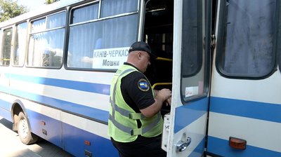 "Щоб були необхідні документи": на Черкащині провели перевірку громадського транспорту "Щоб були необхідні документи": на Черкащині провели перевірку громадського транспорту