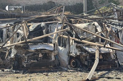 Згоріли 5 карет швидкої допомоги: війська РФ поцілили по території Київмедспецтрансу Згоріли 5 карет швидкої допомоги: війська РФ поцілили по території Київмедспецтрансу