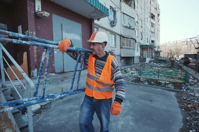 Відновлення будинку по вулиці Леся Сердюка у Харкові, квітень 2025 року Відновлення будинку по вулиці Леся Сердюка у Харкові, квітень 2025 року