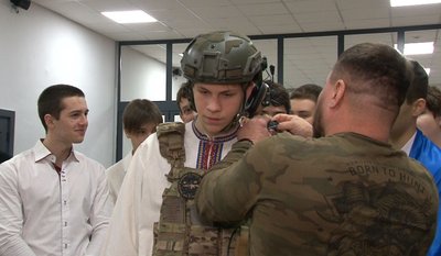 "Захисники майбутнього": у День Соборності у Черкасах ветерани провели зустріч зі школярами "Захисники майбутнього": у День Соборності у Черкасах ветерани провели зустріч зі школярами