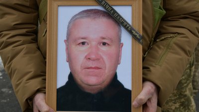 На Чернігівщині поховали Сергія Мержія, Віктора Ткаліча та Олександра Бакумовича, якого опізнали за ДНК-експертизою На Чернігівщині поховали Сергія Мержія, Віктора Ткаліча та Олександра Бакумовича, якого опізнали за ДНК-експертизою