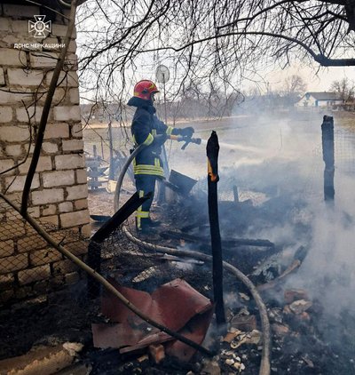 Горіли будівлі, сухостій та сміття: на Черкащині за добу виникло 52 пожежі Горіли будівлі, сухостій та сміття: на Черкащині за добу виникло 52 пожежі